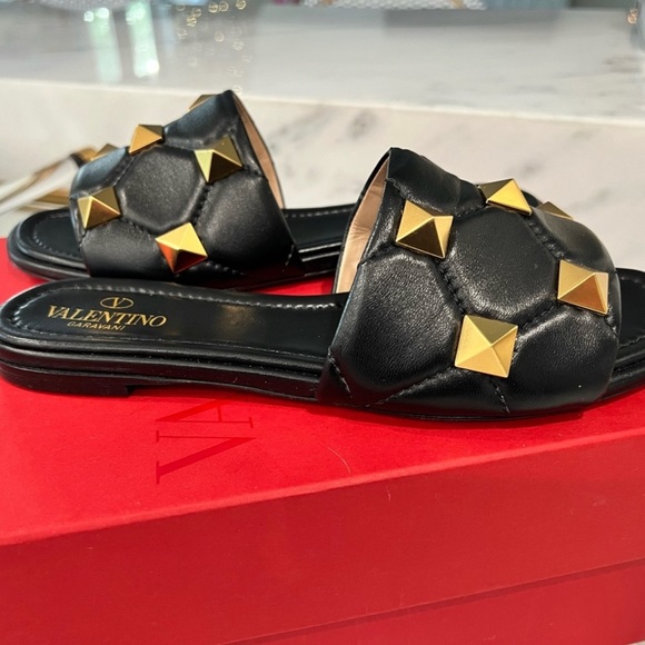 VALENTINO FLAT ROMAN STUD SLIDE
SANDAL 37.5 - Picture 4 of 6